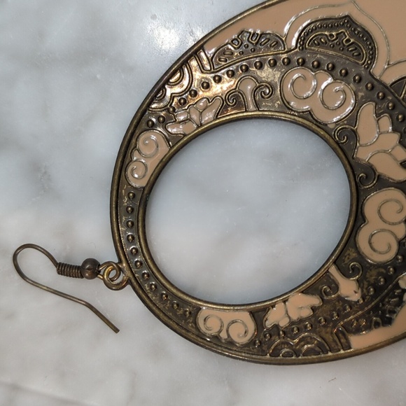 Stamped moroccan design oval hoop earring - Picture 7 of 9